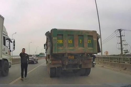Tìm người quay clip xe tải chèn ép ô tô con trên cầu ở Hà Nội