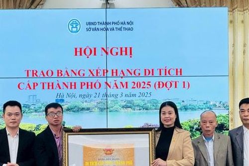 Trao bằng xếp hạng 17 di tích cấp thành phố