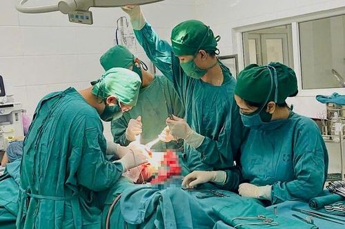 Phẫu thuật thành công khối u mỡ 'khủng' nặng hơn 8kg