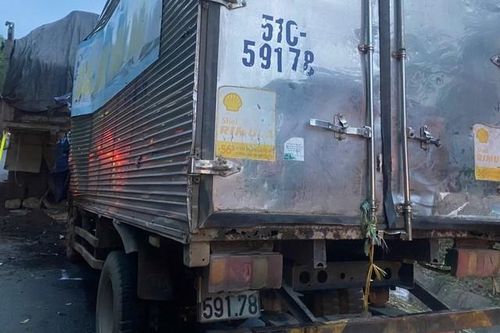 Tài xế và phụ xe tử vong sau cú tông vào đuôi xe tải