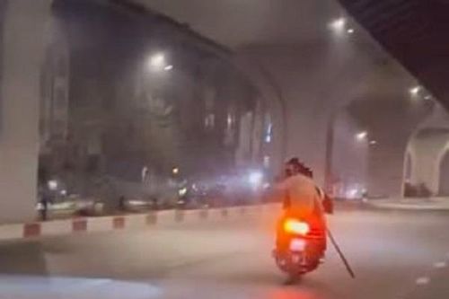 Nhóm thiếu niên 'kẹp 3' cầm hung khí đe dọa công an khi bị truy bắt