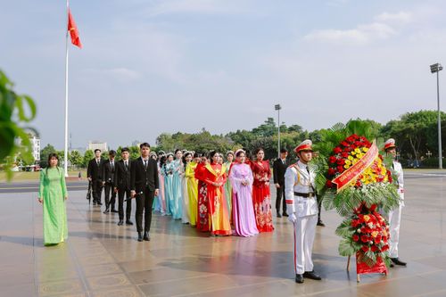 Thí sinh 'Hoa hậu Doanh nhân Quốc gia Việt Nam 2025' dâng hương tưởng niệm Bác Hồ tại Gia Lai