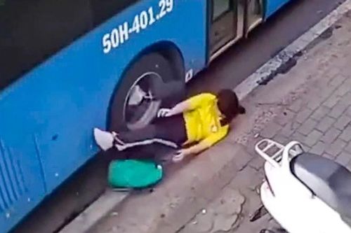 Đình chỉ tài xế xe buýt kéo ngã nữ sinh trên đường