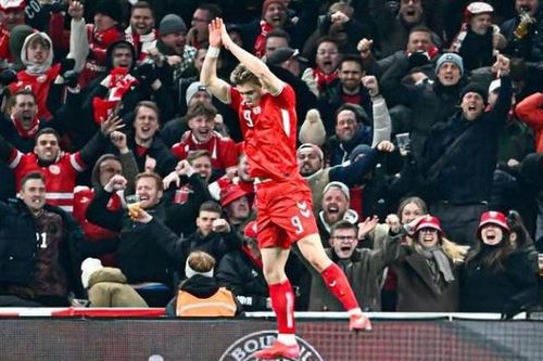 Phản ứng của cầu thủ MU khi Hojlund bắt chước Ronaldo