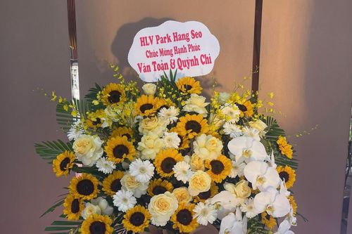 Ông Park gửi tặng hoa cưới cho Văn Toản