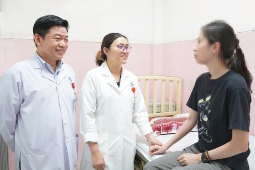 Nữ sinh khóc cười một mình, gia đình bất ngờ khi biết lý do