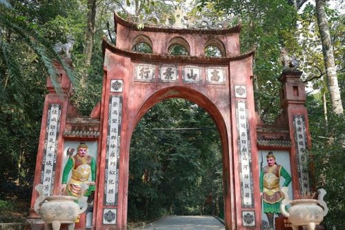 Bên trong đền Hùng trước ngày giỗ Tổ