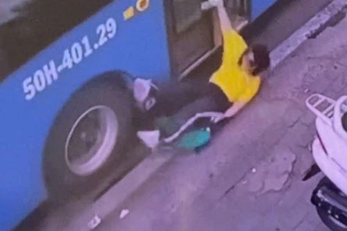 Xe bus kéo ngã nữ sinh xuống đường ở TP.HCM
