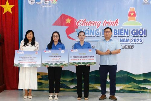 Chương trình 'Tháng ba biên giới' tặng tủ sách tại An Giang