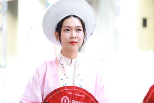 Mặc kệ trời nóng, giới trẻ TP.HCM diện áo dài tới concert Anh trai