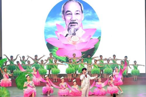 Thiếu nhi Hà Nội - Hà Nam giao lưu nghệ thuật thuật 'Hoa thơm dâng Bác'