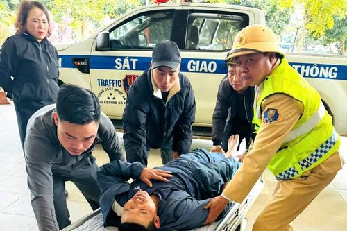 Cảnh sát giao thông Nghệ An đưa người đột quỵ trên đường đi cấp cứu kịp thời