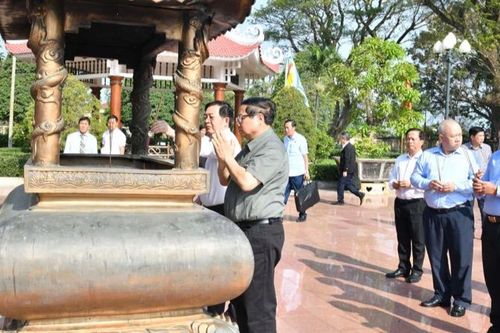 Thủ tướng Phạm Minh Chính dâng hương, dâng hoa tưởng niệm tại Khu di tích lịch sử quốc gia đặc biệt Đền thờ Tây Sơn Tam Kiệt