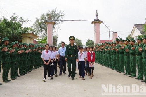 Vun đắp tình yêu Tổ quốc qua chương trình 'tiết học biên cương' tại Đắk Lắk