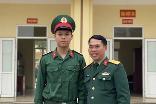 Được 'chia lửa' cùng cha!