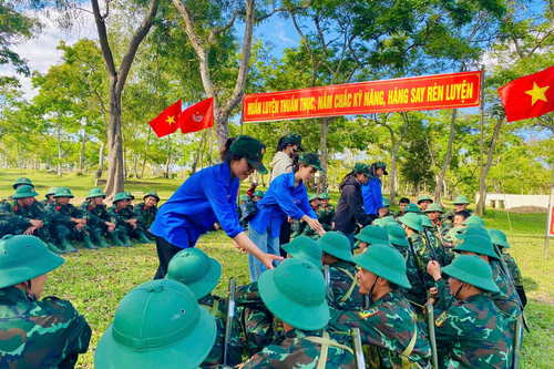Tiếp nước thao trường, mát lòng chiến sĩ