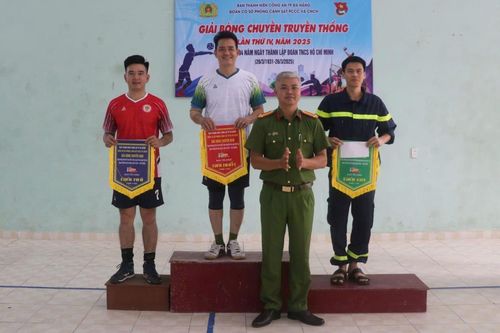 Sôi nổi giải bóng chuyền nam Phòng Cảnh sát PCCC và CNCH
