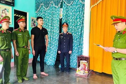 Bắt đối tượng tham ô tài sản