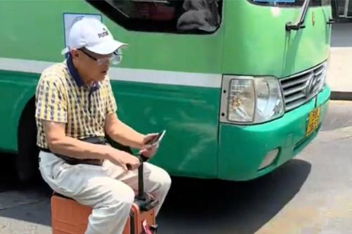 Công an TPHCM xác minh vụ người đàn ông cưỡi vali chạy giữa đường