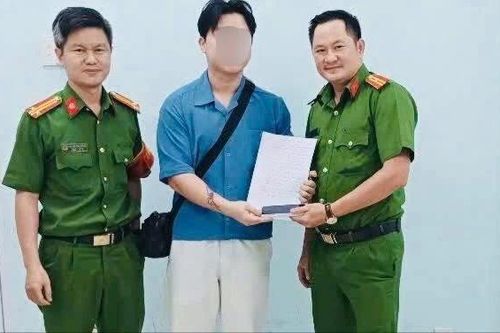 Công an nhanh chóng tìm và trao trả tài sản cho du khách nước ngoài bỏ quên ở sân bay