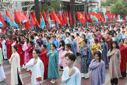 Hơn 1.000 bạn trẻ đồng diễn Việt phục tại Ngày hội Tóc xanh vạt áo