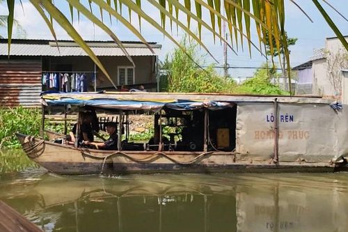 Nghề 'đập búa ra tiền' trên ghe ở miền Tây