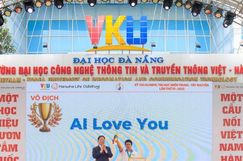 Trao giải cho thí sinh tại Kỳ thi Olympic Tin học miền Trung - Tây Nguyên
