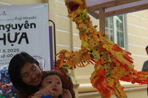 Trẻ em thích thú xem khủng long tại 'Kỷ nguyên Nhựa'