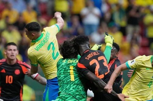 Thủ thành Brazil chấn thương kinh hoàng, Liverpool lo sốt vó