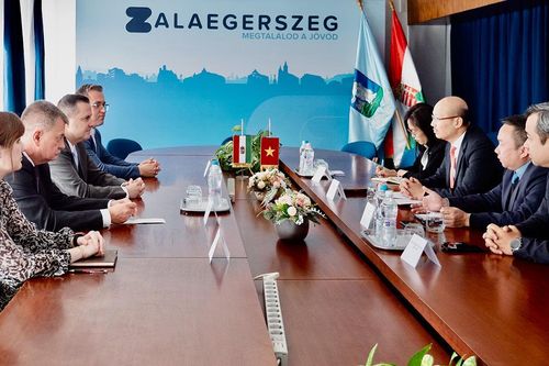 Đại sứ Việt Nam tại Hungary Bùi Lê Thái thăm và làm việc tại thành phố Zalaegerszeg