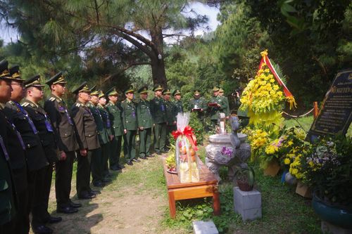 Đoàn đại biểu sĩ quan trẻ Biên phòng Việt Nam - Lào viếng mộ Đại tướng Võ Nguyên Giáp
