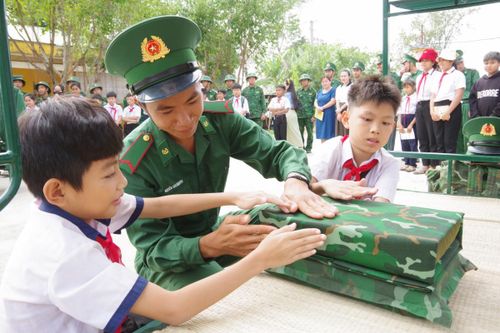 Vun đắp tình yêu Tổ quốc cho các em học sinh qua Chương trình 'Tiết học biên cương'
