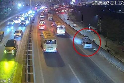 Hà Nội: Thu giữ xe ba bánh đi lên vành đai 3 trên cao giờ cao điểm