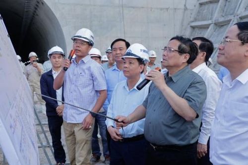 Thủ tướng thị sát hầm Sơn Triệu, nghe báo cáo về 2 dự án thành phần cao tốc Bắc – Nam