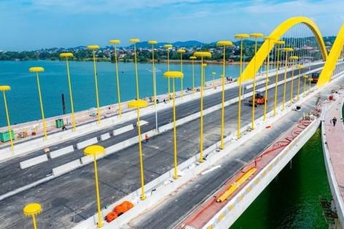 Độc lạ 'lọng vàng cung đình' trên cây cầu nghìn tỷ vượt sông Hương