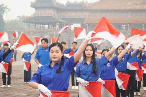 Thanh niên đồng diễn Semaphore chào mừng kỷ niệm Huế giải phóng, tri ân thế hệ đi trước