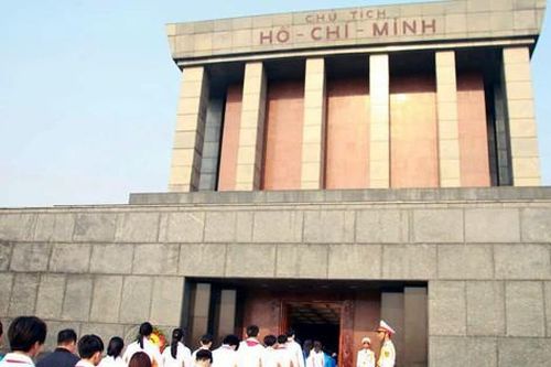 Đoàn đại biểu Cháu ngoan Bác Hồ tỉnh Hà Nam dâng hoa, viếng Chủ tịch Hồ Chí Minh