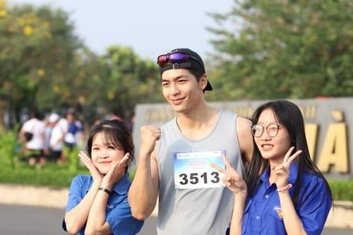Nam chính 'Bộ tứ báo thủ' Quốc Anh cùng các bạn trẻ sôi nổi thi chạy bộ