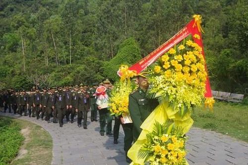 Đoàn đại biểu sĩ quan trẻ Biên phòng Việt Nam – Lào viếng mộ Đại tướng Võ Nguyên Giáp