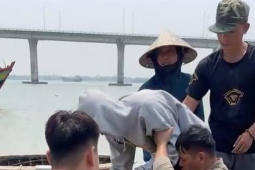 Cứu sống nam thanh niên nhảy cầu Cửa Hội