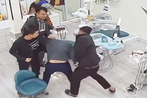 CLIP: Nhân viên nha khoa bị đánh tới tấp khi đang khám cho trẻ nhỏ