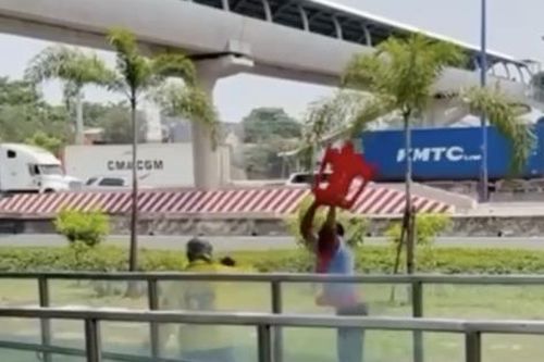 Vì sao bảo vệ nhà ga metro vác ghế đánh nhau với tài xế xe công nghệ?