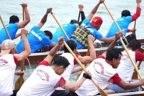 Người dân Đà Nẵng vây kín bờ sông xem đua thuyền gay cấn
