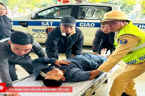 CSGT đưa người đàn ông bị đột quỵ đến bệnh viện cấp cứu