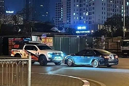 Lạ lùng hai ô tô quyết đối đầu, không ai chịu đi ở Hà Nội