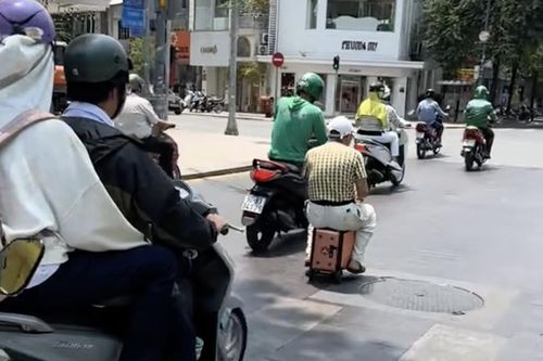 Công an xác minh clip người đàn ông 'cưỡi' vali chạy bon bon trên phố