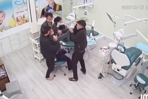 Làm rõ việc thanh niên đang khám răng cho trẻ em bị 3 người lao vào đánh túi bụi