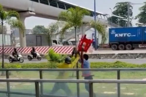 Bảo vệ ga metro Bến Thành - Suối Tiên 'đấu võ' với tài xế xe công nghệ gây phản cảm