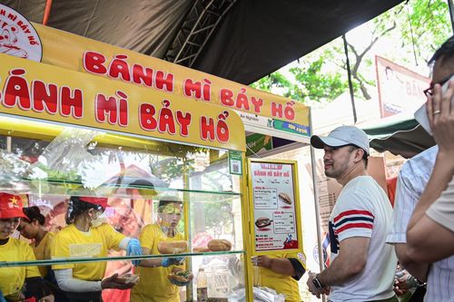 Xếp hàng mua bằng được loạt thương hiệu bánh mì nổi tiếng TPHCM