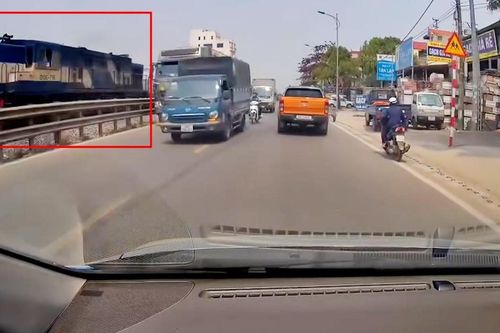 Barie bất ngờ mở khi tàu đang lao tới, tài xế ô tô thoát chết trong gang tấc